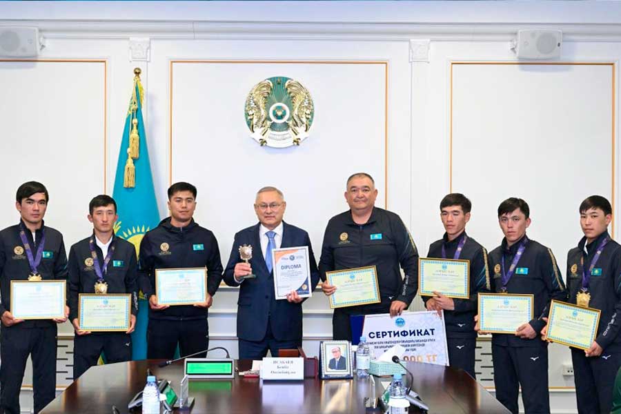 Бейбіт Исабаев VI Дүниежүзілік көшпенділер ойындарының 300 шақырымдық марафонында жеңіске жеткен «Жолбарыс» командасын қабылдады